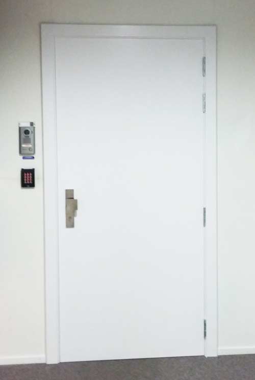 Porte blindée blanche de classe 5 TITAN avec système d'accès